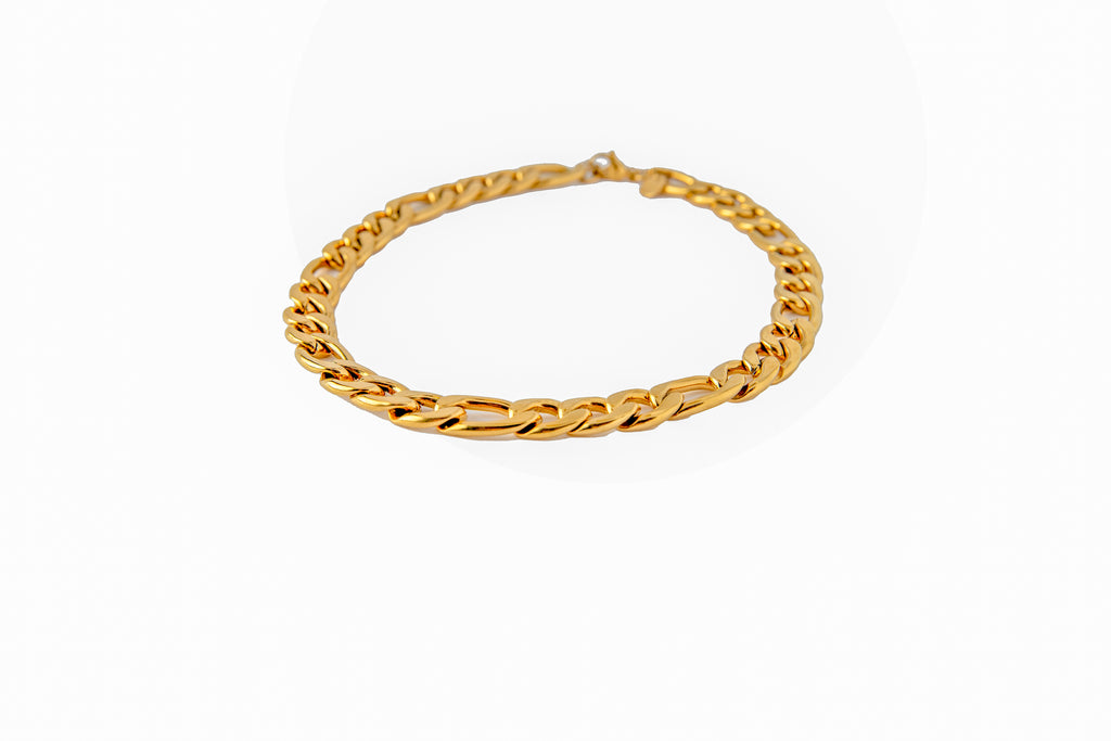 Choker Chain in gold.