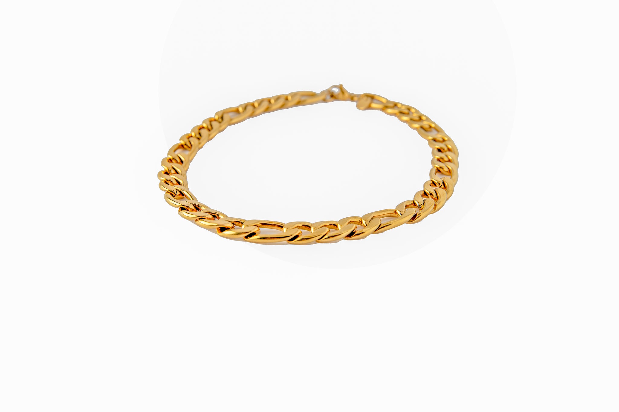 Choker Chain in gold.