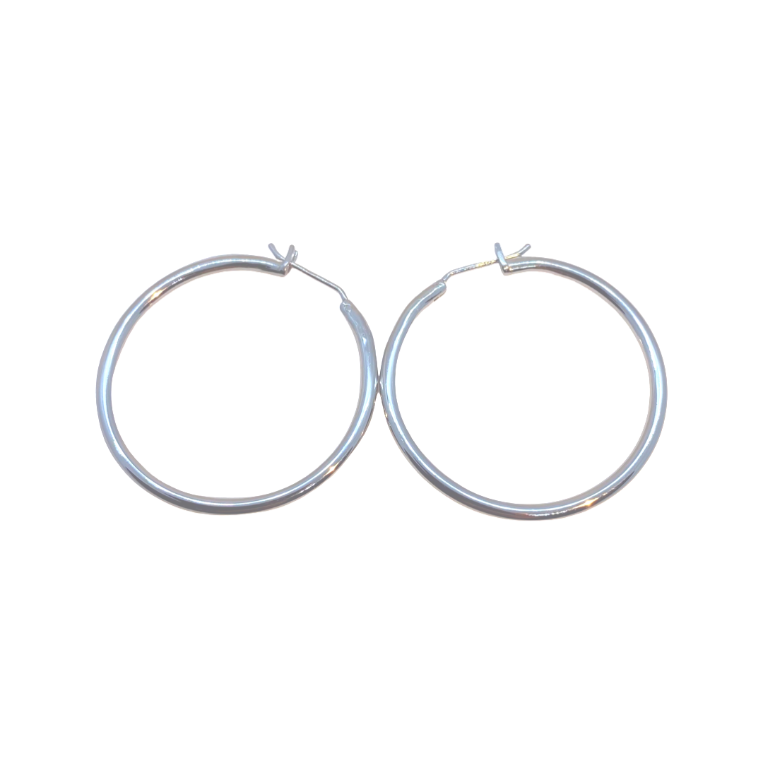 Large hoop earrings in white gold.