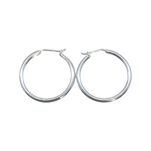 Medium hoop earrings in white gold