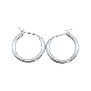 Small hoop earrings in white gold.